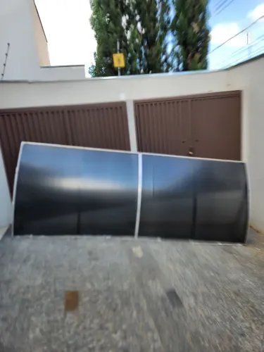 Vendo 02 toldos policarbonato, 01 toldo medida 6,00 X 1,00 e 01 toldo medida 3,30 X 1,30