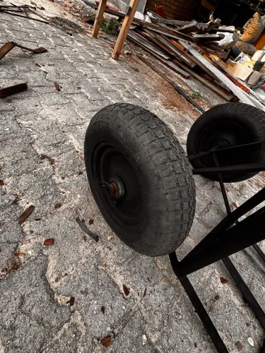 Carrinho de mão - transporte de objetos - obra