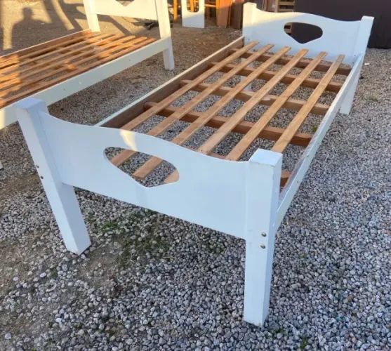 Cama de solteiro de madeira, em ótimo estado.