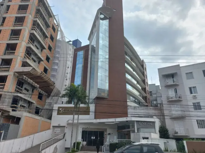 Sala comercial à venda em Coqueiros com garagem.