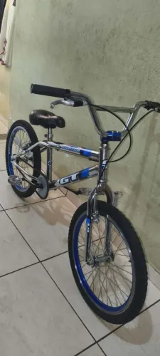 Vendo bicicleta aro 20 BMX cromada 