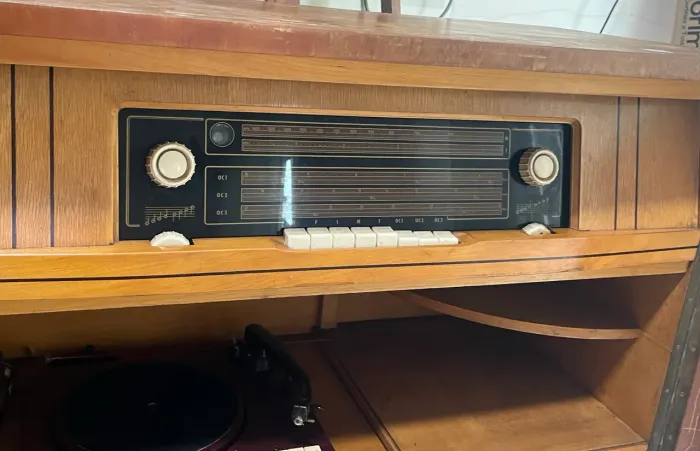 rádio vitrola antiga funcionando