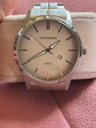 Relógio Mondaine prateado com mostrador champagne e data