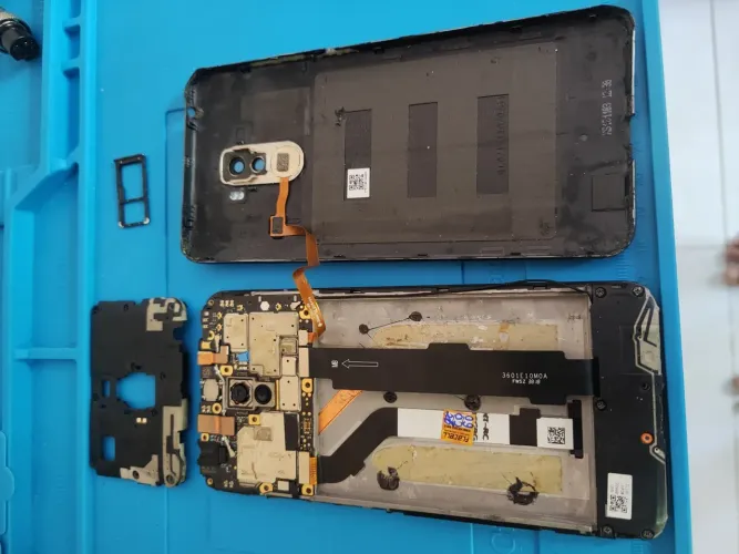 Xiaomi Poco F1 (retirada de peças ou pra arrumar)