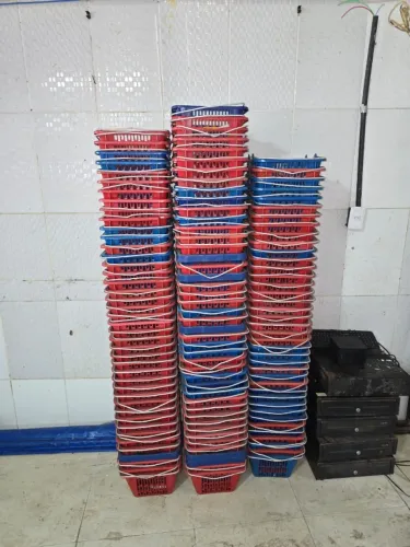 Cestas de supermercado usadas. Valor: 23,00 reais cada.