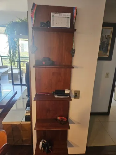 Estante de parede com prateleiras