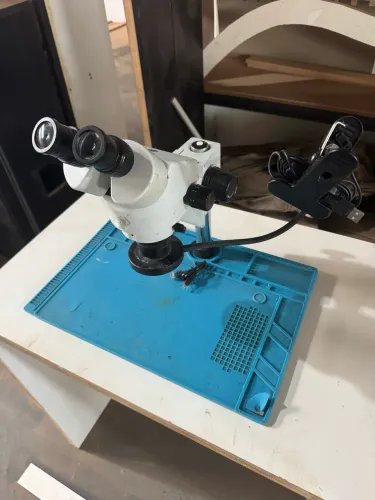 Microscópio binocular