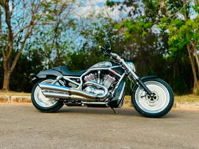 Harley-Davidson V-Rod 1130 2005 preta bem conservada