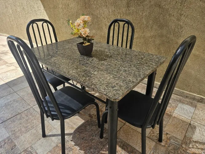 Mesa com 4 cadeiras, Entrego também!!