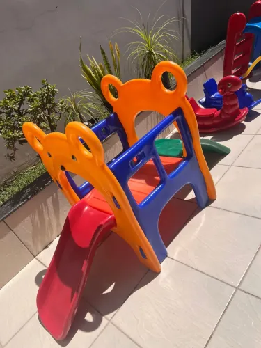 Escorregador infantil de playground