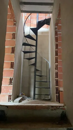 Escada caracol sob medida antiderrapante 