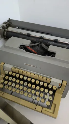 Máquina de Datilografia Olivetti Linea (Antiga)