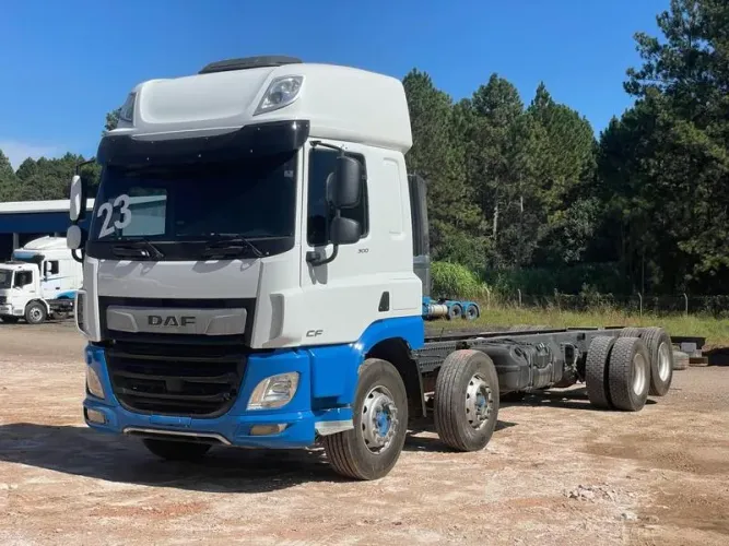 DAF CF 300 8X2 ANO 2023 TETO ALTO COM 10 METROS - COM 255 MIL KM - 2° EIXO DIRECIONAL