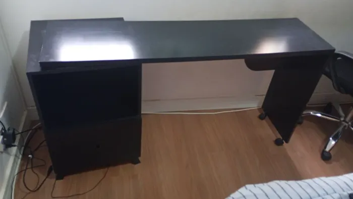 Mesa para computador e estante de livros