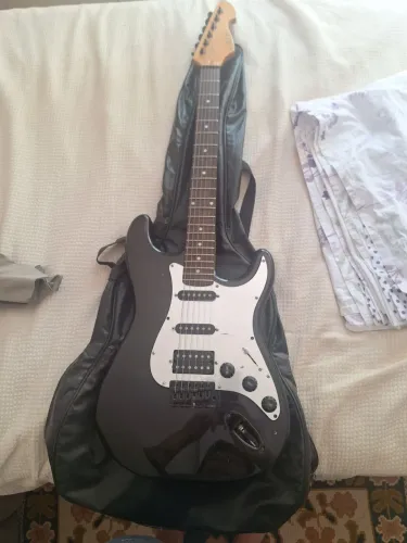 Guitarra Michael com capa recondicionada