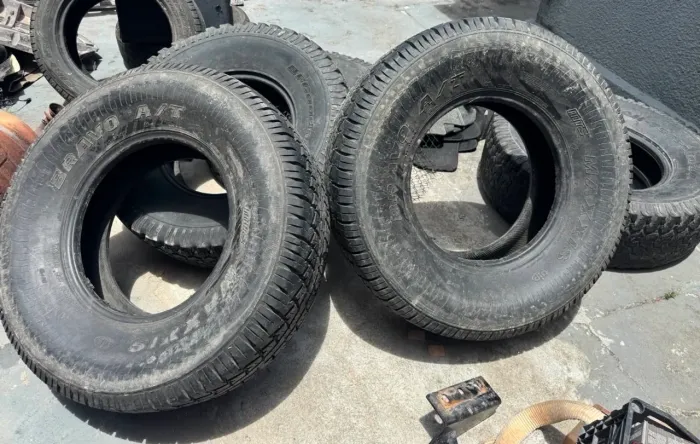 3 pneus 305-70-17