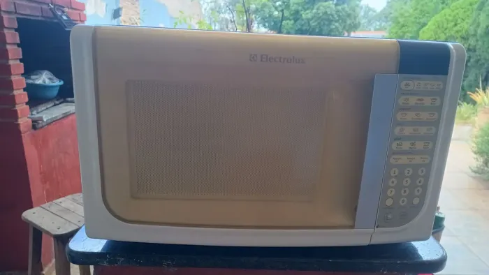 Microondas Electrolux 31 litros 127V em perfeito estado