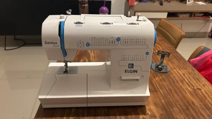 Máquina de costura ELGIN