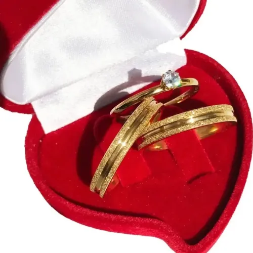 Par de Alianças Diamantada Friso Central 3mm + Solitária; Namoro Casamento Banho de Ouro