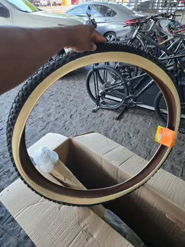 Pneus e pedaleira