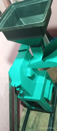 Vende-se forrageira nogueira e triturador de grãos com 3 navalhas e motor de 2 CV