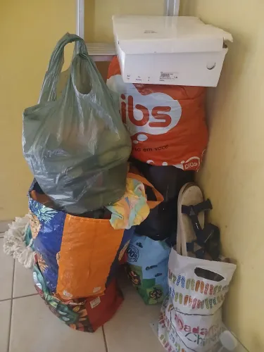 Roupas e sapatos em ótimo estado.