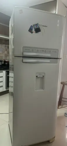 Geladeira Electrolux com pequena avaria 