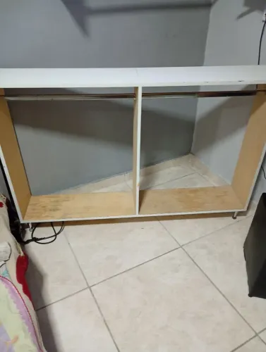Cabideiro de chão para roupas e acessórios