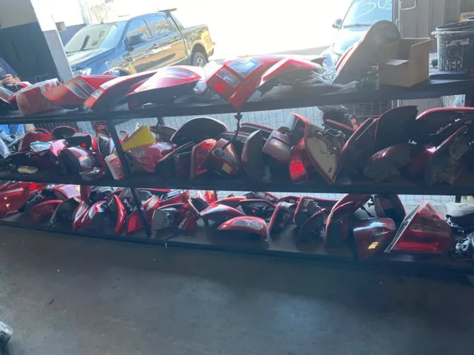 Lanternas e faróis para carros e caminhonetes