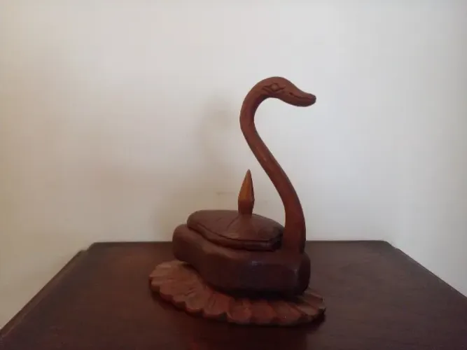 porta jóia objeto cisne unitário entalhado madeira. Cada peça 