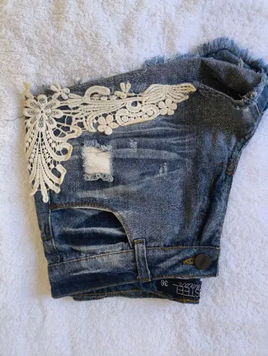 Short Jeans Destroyed com Renda - Estiloso e Confortável