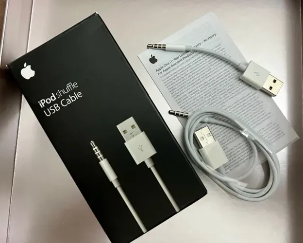 Cabo USB Apple p/ IPod Shuffle - MC003BZ/A 