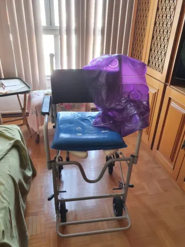cadeira higiênica e almofada ortopédica