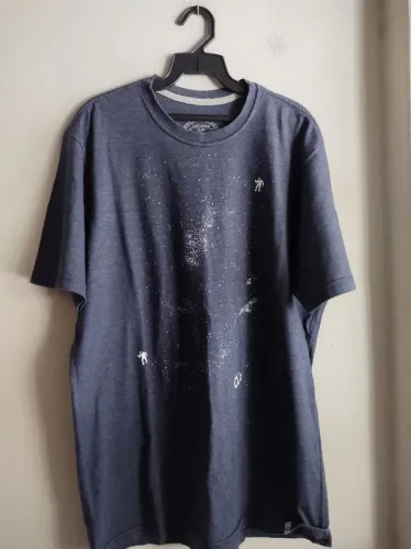 Tshirt. Tam médio.5 peças sem avarias não vendo separado . As 5 por 55,00