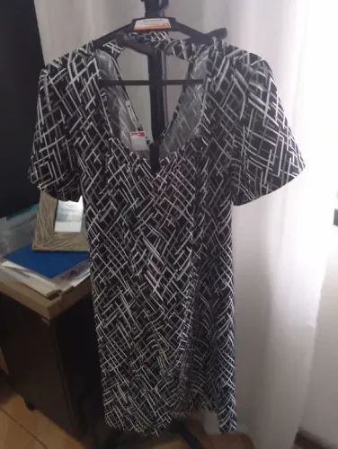 Vestido preto e branco com decote nas costas. MARAVILHOSO, PRATICAMENTE SEM USO