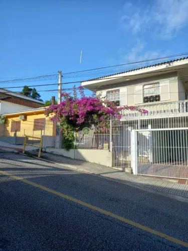No Centro de Florianópolis, com 4 quartos, 1 suíte com hidromassagem e garagem coberta