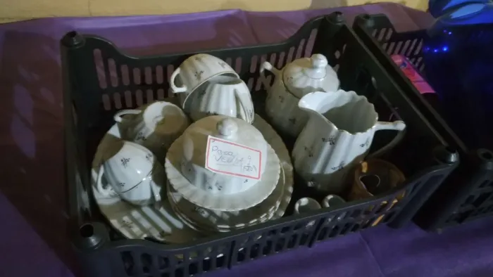 Louças em porcelana, antiguidade, varias peças, perfeito estado. E outros.