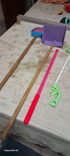 Conjunto de Vassouras e Rodo para Limpeza miniatura 