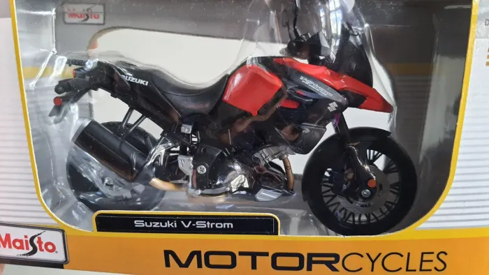 Miniatura Moto Suzuki V-Strom - Maisto 1:12