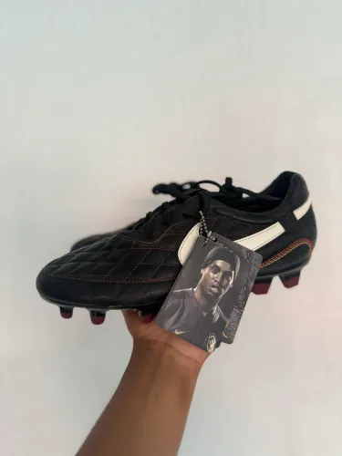 Chuteira Nike Tiempo Ronaldinho Gaúcho 