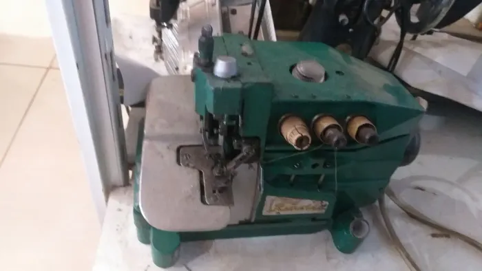 Máquina de Costura Overlock Industrial