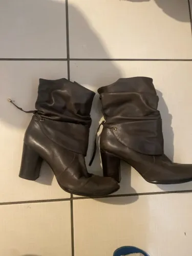 Botas de couro marrom com salto alto