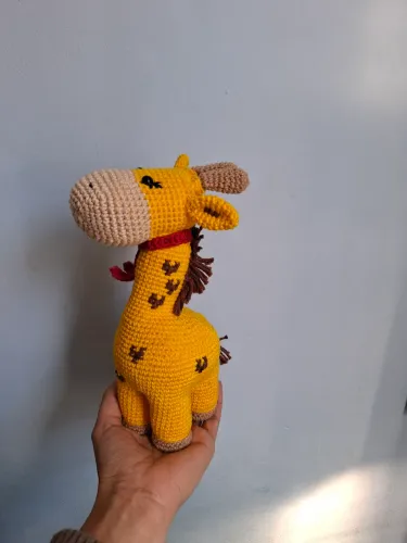 Girafa de crochê artesanal