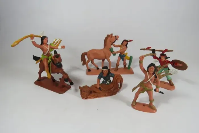 FORTE APACHE GULLIVER 03 - Lote com 05 (cinco) Índios (um deles em conjunto com um cavalo)