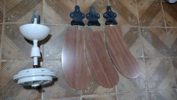 Ventilador de teto com defeito.