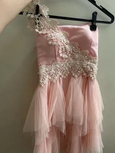 Vestido de festa rosa curto com detalhes em renda e pérolas 