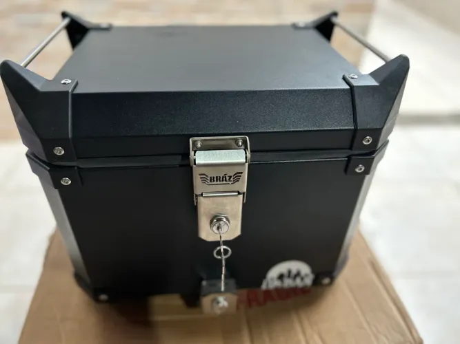 Baú para moto preto 35 litros novo com suporte universal
