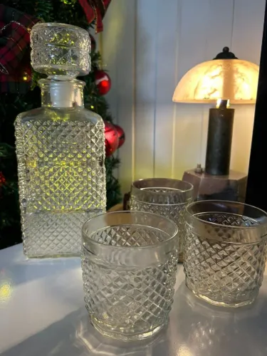 Conjunto Decanter/Licoreira Com 1 Jarra com Tampa e 6 Copos