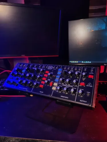 BEHRINGER MODEL D