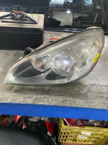 Farol esquerdo Volvo S60 sem xênon e globo óptico 